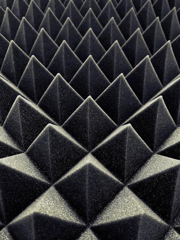 Réduisez les échos en studio avec la mousse acoustique idéale